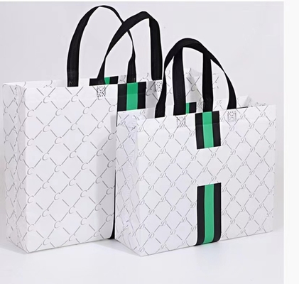 कपड़े के लिए लोगो मुद्रित गिल्डिंग धारीदार परिधान पेपर बैग पैकेजिंग