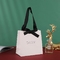 एम्बॉसिंग रिबन हैंडल कॉस्मेटिक पेपर बैग व्हाइट पेपर कैरियर बैग