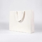 सफेद वार्निशिंग परिधान पेपर बैग 190 ग्राम से 350 ग्राम आभूषण उपहार पाउच